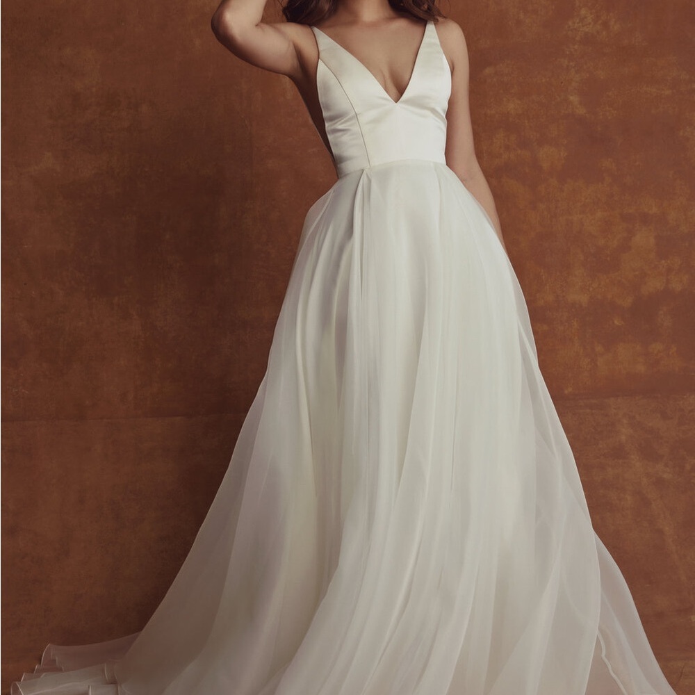 Unworn—Perfect!— Emilia gown by Sarah Seven. Unaltered. Perfect Condition